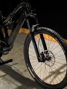 Rower elektryczny górski  ATOM LYNX EA813 rozmiar MD DEMO  